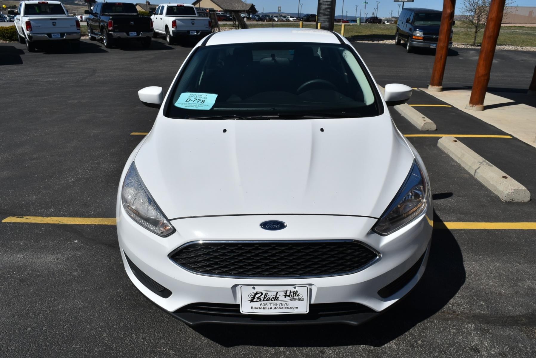 2018 White /Black Ford Focus SE (1FADP3F22JL) with an 2.0L I-4 GDI TI-VCT engine, 6-Speed Powershift Automatic transmission, located at 1600 E Hwy 44, Rapid City, SD, 57703, (605) 716-7878, 44.070232, -103.171410 - Photo #1
